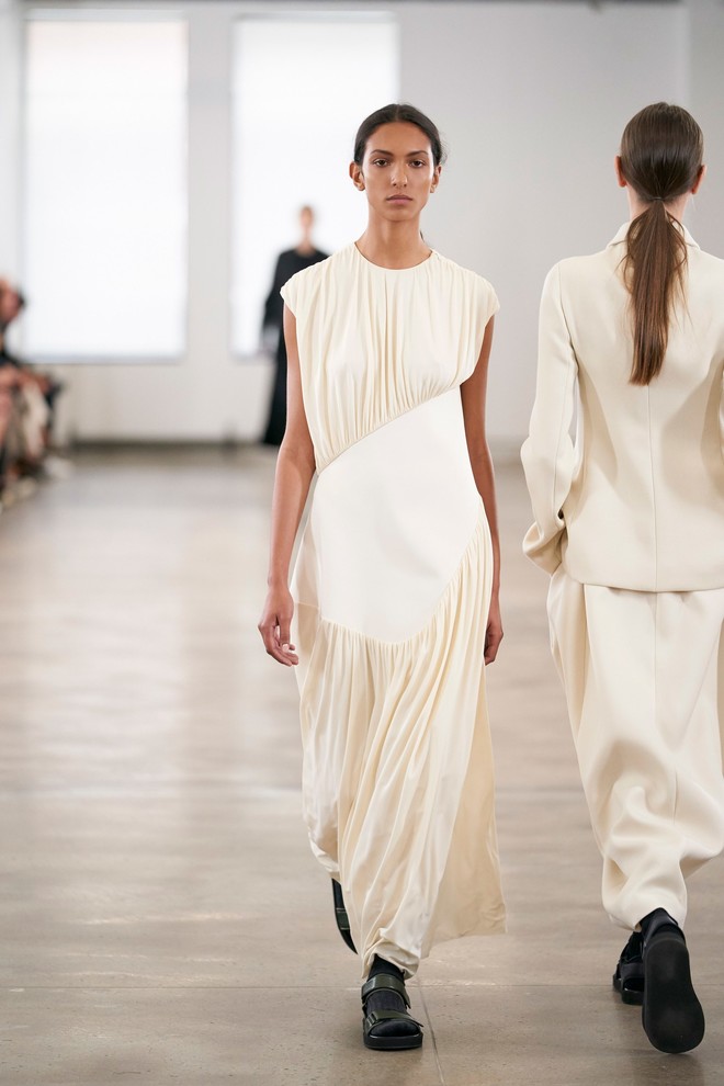 Правильные рубашки и юбки из необычного кружева: The Row RTW Spring 2020 (фото 11.1) The Row (фото 6.1)