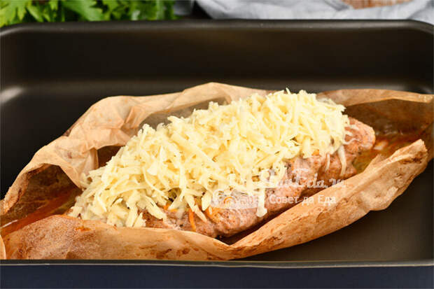 Таким способом мясо всегда получается очень сочное и нежное. Начинка, состоящая из кабачка и моркови, дает сочность и прекрасный вкус. Еще при запекании мясо закрываю пергаментом для выпечки.-11