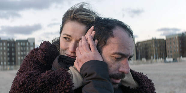 Споря с «Братом» и «Анорой»: каким получился фильм «Брайтон 4» о грузинском борце, который едет в Америку спасать сына