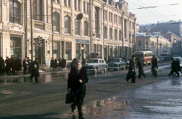 Пешеходы переходят улицу в центре Москвы.