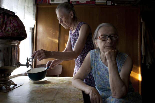 15 уникальных фотографий из жизни российской глубинки aunties02 15 уникальных фотографий из жизни российской глубинки