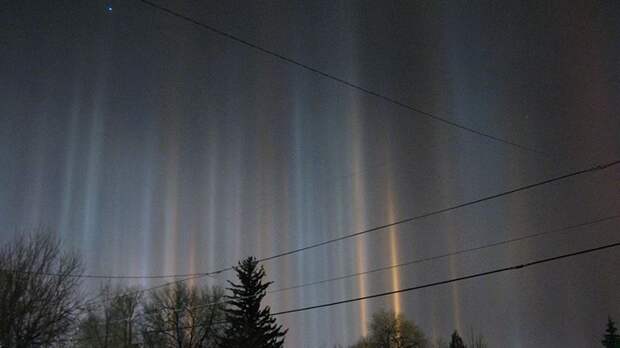 Метеоролог Шувалов объяснил природу световых столбов в небе над Москвой