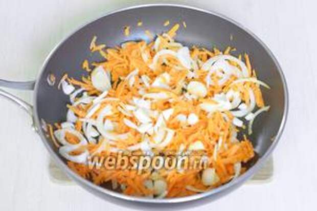 Морковь (1 шт.) натираем на крупной тёрке, лук (1 шт.) режем полукольцами, чеснок (2 зубчика) измельчаем. И обжариваем на растительном масле (1 ст. л.) до золотистого цвета.