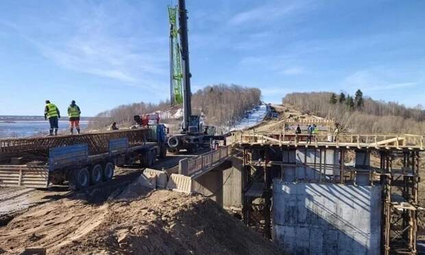 В Приморском округе завершают бетонирование опор моста через реку Вождоромку