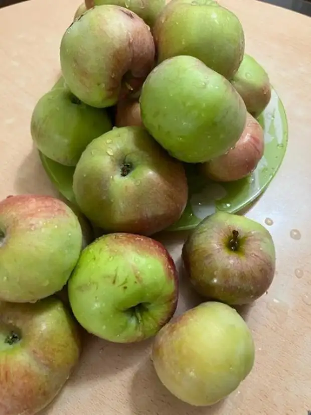 Варенье.
Каждый год мы яблочное варенье с прозрачными дольками варим.