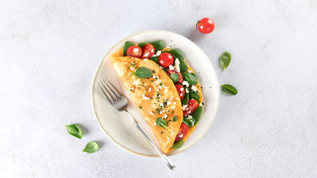 Врач Белоусова назвала омлет с салатом из свежих овощей полезным вариантом завтрака