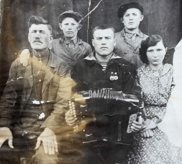 Мой прадед- сибиряк по отцу  Дмитрий Воронов с сыновьями и невесткой. 