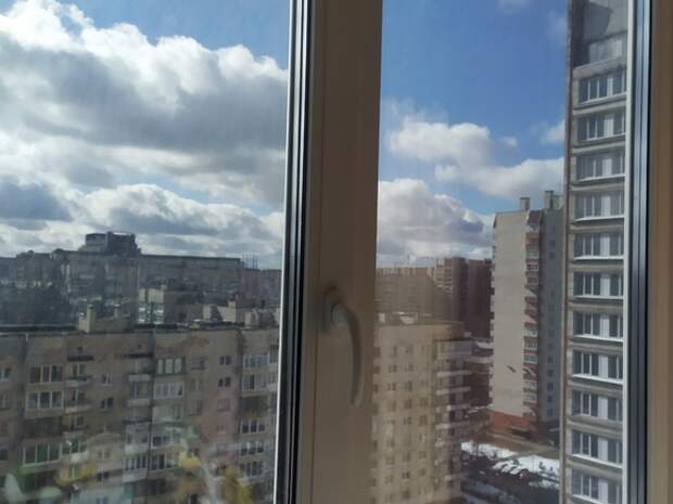 В Петербурге двое детей выпали из окон и выжили