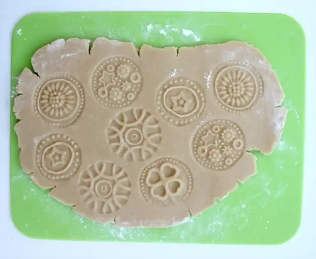 Лепка из соленого теста формочки. Сделать тесто для формочки. Формы песочного печенья. Формочки для вырезания из теста. Сделать тесто для формочки.