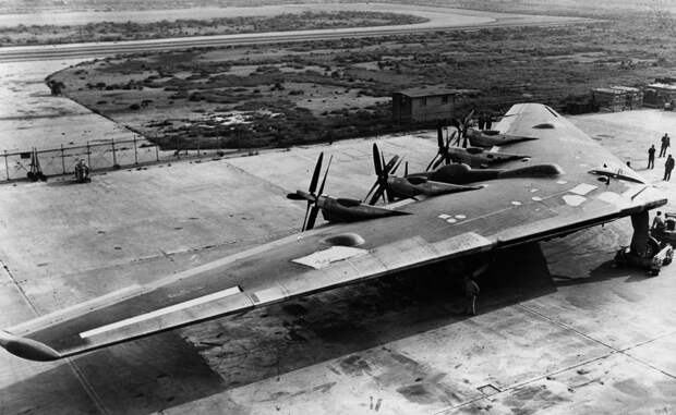 XB-35 и YB-35 По заказу Army Air Corps, немецкий инженер Роберт Нортроп разработал несколько вариантов бомбардировщика, выбрав для его конструкции тип «летающего крыла». Модели XB-35 и YB-35 приводятся в движение четырьмя винтами, установленными на обратной стороне крыла. Они вызвали у специалистов умеренный успех и вскоре были сняты с конвейера.