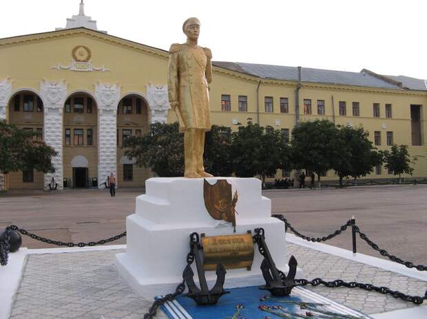 Памятник адмиралу Нахимову на территории тогдашнего "института"  (фото из личного архива)