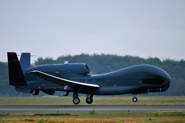 Над Черным морем вновь появился беспилотник США RQ-4B Global Hawk