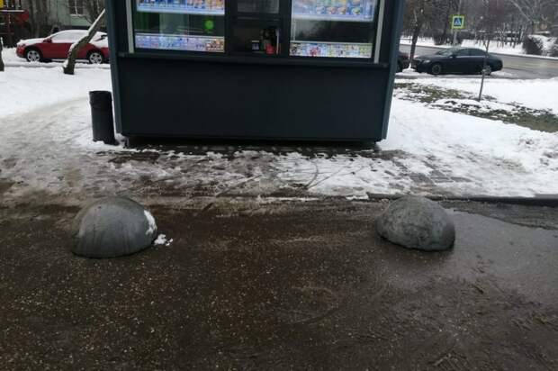 Антипарковочные столбики и полусферы появились на Череповецкой Фото: управа района Лианозово Антипарковочные столбики и полусферы появились на Череповецкой Фото: управа района Лианозово