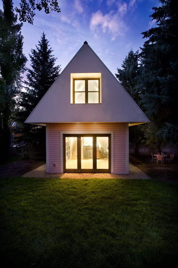 Двухэтажный домик для маленькой дачи