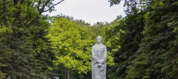 Историю под снос: в Харькове добрались до Мемориала, памятника погибшим студентам и конструктора Т-34 Кошкина