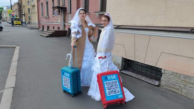В поисках новых друзей: невесты в белоснежных платьях прогулялись по Петербургу