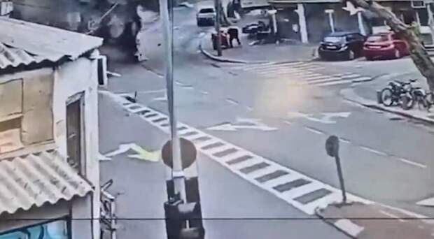 Полиция показала момент падения кассетного боеприпаса рядом с людьми в Израиле