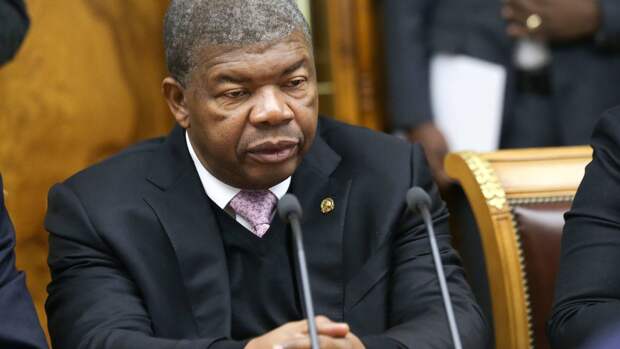 Президент Анголы выступил за отмену оружейного эмбарго ООН против ЦАР
