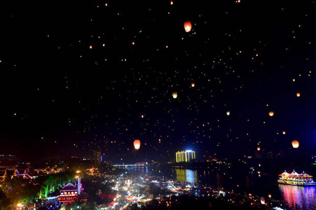 Небесные фонарики в юго-западной провинции Китая Юньнань