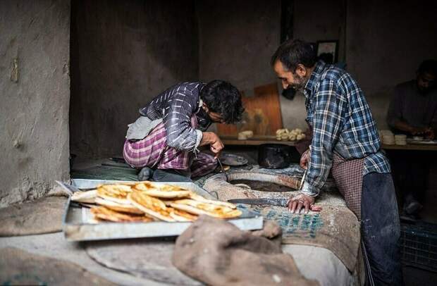 Марко Анфосси сфотографировал пекарей во время прогулки по городу Лех в регионе Ладакх, Индия (категория "Еда") National Geographic Traveller 2019, конкурс, мир, путешествие, финалист, фотограф, фотография, фотомир