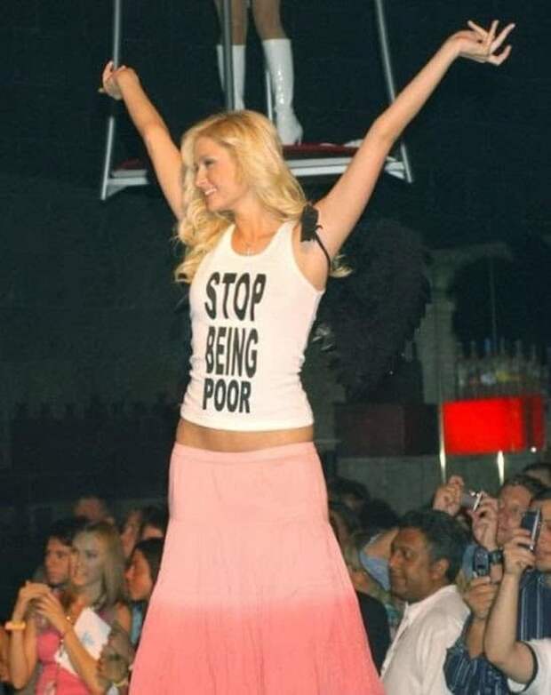 Надпись на футболке Пэрис Хилтон подправлена фотошопом. На самом деле, надпись гласила не "Хватит быть бедным!", как на фото, а "Хватит предаваться отчаянию!" кругом обман, фальшивка, фото, фотошоп