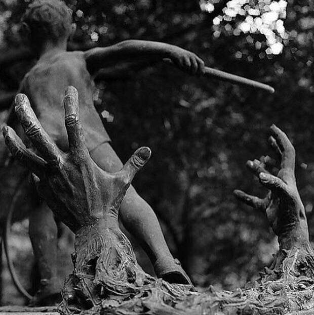 Жуткие кладбищенские статуи (17 фото)