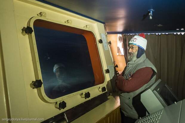 northpole04 Уникальные фотографии ледокола с воздуха на Полюсе в условиях полярной ночи