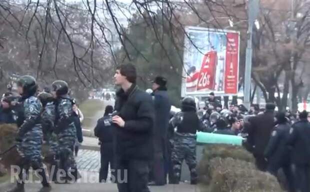 Фашисты напали на пожилых участников мирного коммунистического митинга в Харькове (видео) | Русская весна