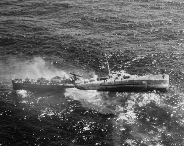 Разорванный пополам попаданием немецкой торпеды американский эсминец «Фиск» (USS Fiske) Великая отечественая война, архивные фотографии, вторая мировая война