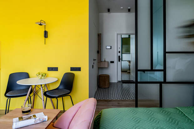 Правильное зонирование цветом: как дизайнер оформила крутую студию 29 м² для сдачи в аренду