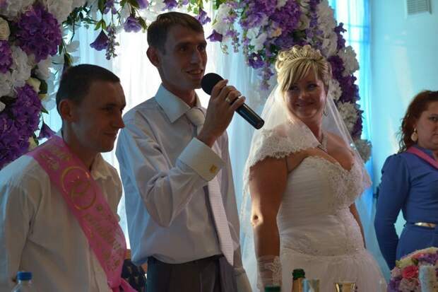 Жених с микрофоном - трезвый жених нарядились, невесты, свадьба, шутка, юмор