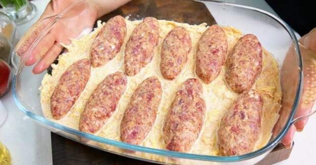 Сразу и гарнир, и мясное: сочные котлеты на картофельной подушке