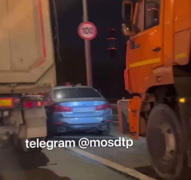 Грузовик притёр «BMW» на 79-м км МКАД