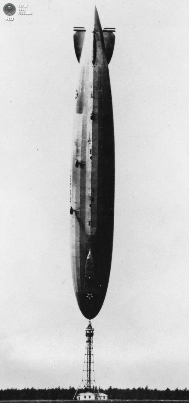 США. Лейкхёрст, Нью-Джерси. 1926 год. Дирижабль USS «Лос-Анджелес», балансирующий на носу из-за сильных ветров. Воздушный корабль постепенно выровнялся, серьезных травм никто из экипажа численностью 25 человек не получил. (AP Photo)