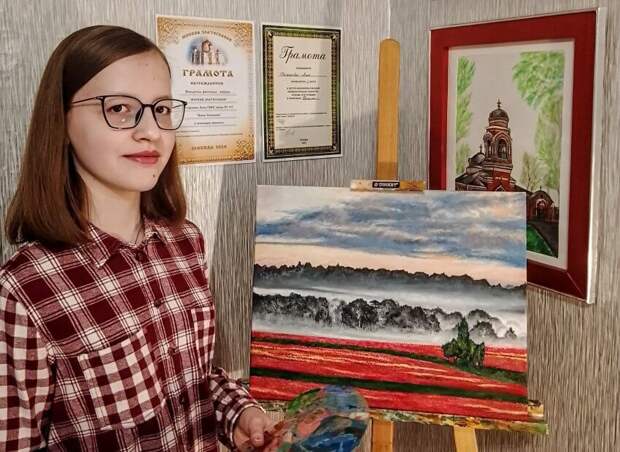 Алия учится рисовать самостоятельно. Фото из личного архива
