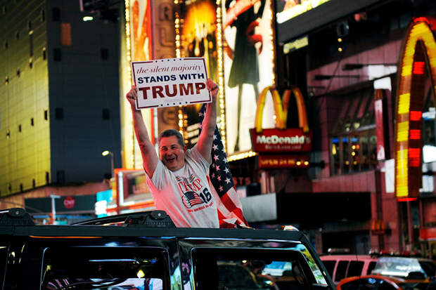 Сторонник кандидата в президенты США Дональда Трампа на Таймс-Сквер в Нью-Йорке