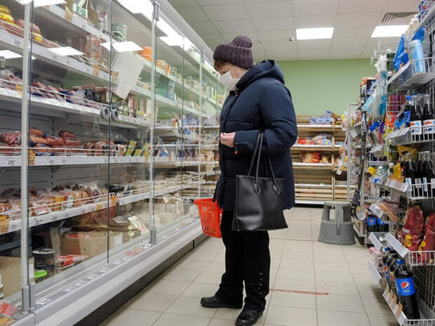 Почему рубль крепнет, а товары не дешевеют?