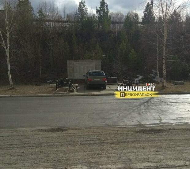 Приехал память погибших чтить, видимо Приехал память погибших чтить, видимо возмездие, кара, парковка, прикол, юмор
