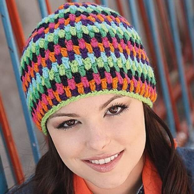 Разноцветные шапочки вязанные крючком