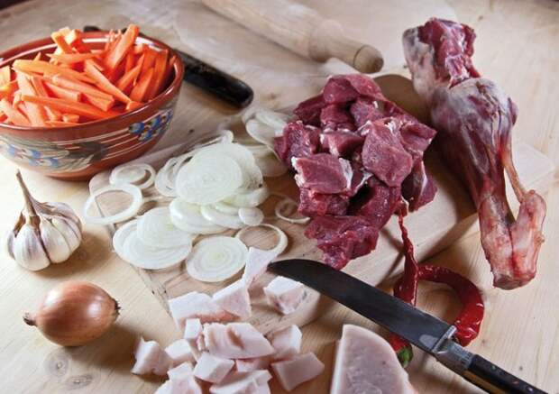 подготовка мяса, моркови и лука для плова из домашней лапши