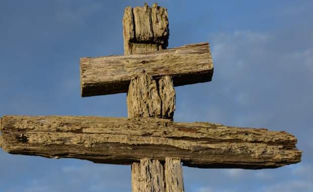 Следы "реставрации" креста. Фото Ивана Мизина.
