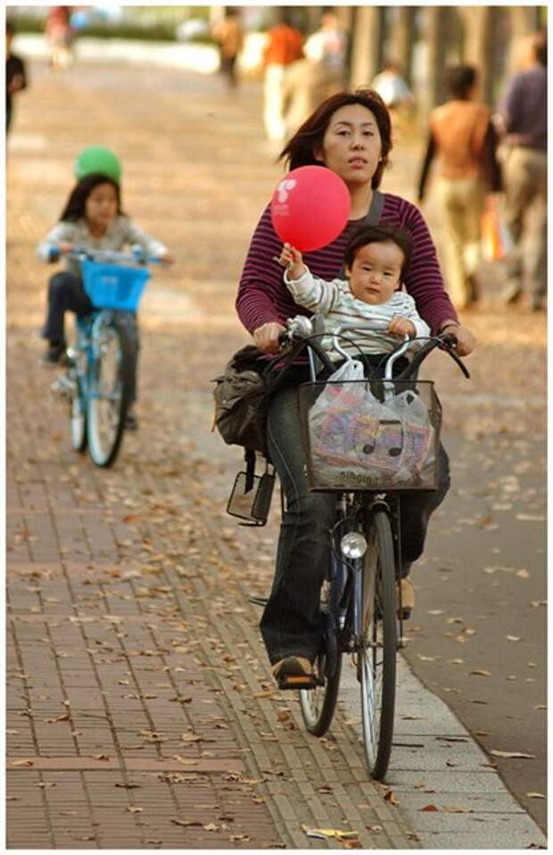 Молодые мамы япония. Мама и ребенок Япония. Японская женщина с ребенком. Японские дети на улице. Ама Япония.