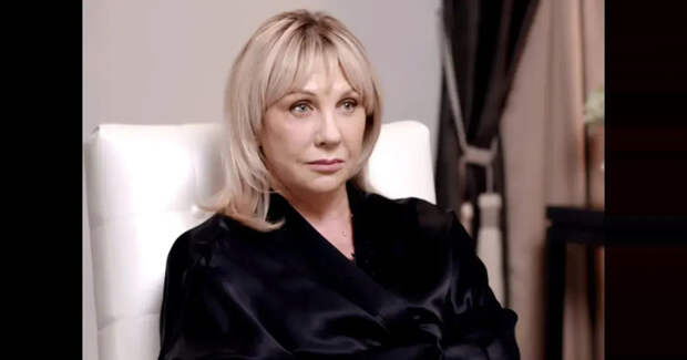 "Я не скрываю пластику". Елена Яковлева в редком интервью рассказала о секс-сценах в "Интердевочке", пластических операциях и тату сына