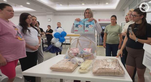 В Перинатальном центре Ноябрьска показали, как выглядит комплект «Ямальской маме»