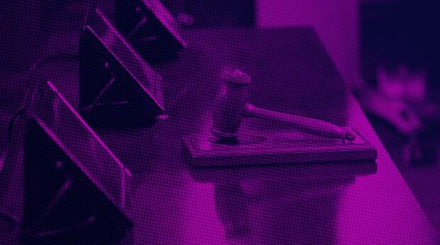 Актера Артура Смольянинова заочно приговорили к восьми годам колонии за фейки о ВС РФ