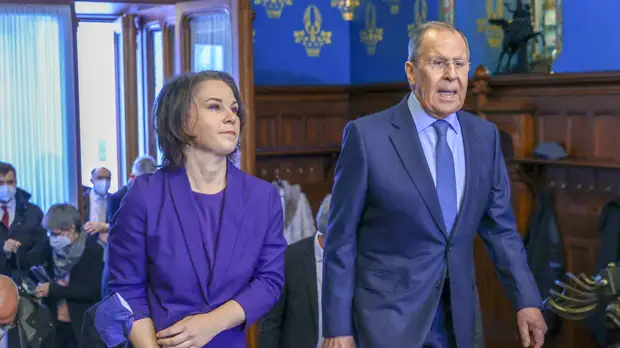 Лавров и глава МИД Германии Бербок обсудили провокации в Донбассе