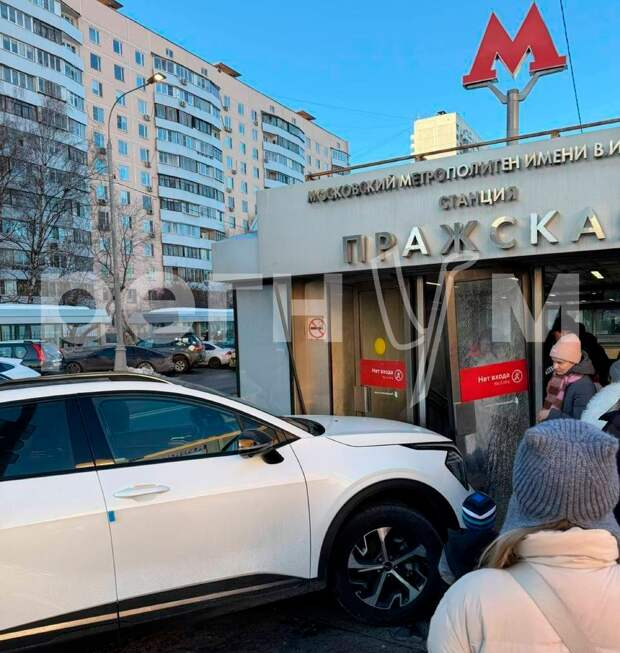 В Москве машина с дипномерами влетела во вход на станцию метро «Пражская»