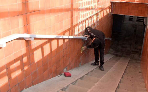 Подрядчик устраняет дефекты подземного перехода на Московском шоссе