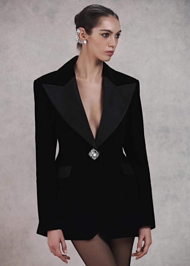 Бархатный смокинг, Aline, 55 000 руб. (subbotastore.ru)