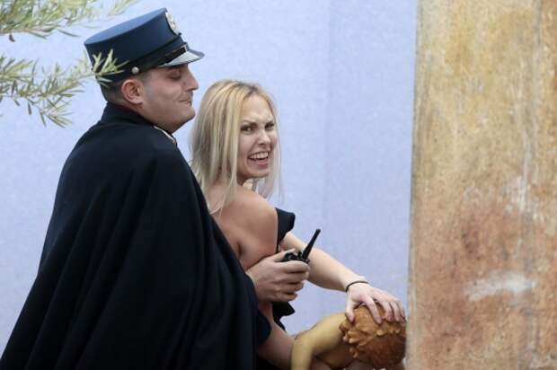 Фемен в Ватикане-2.jpg Фемен в Ватикане-2.jpg